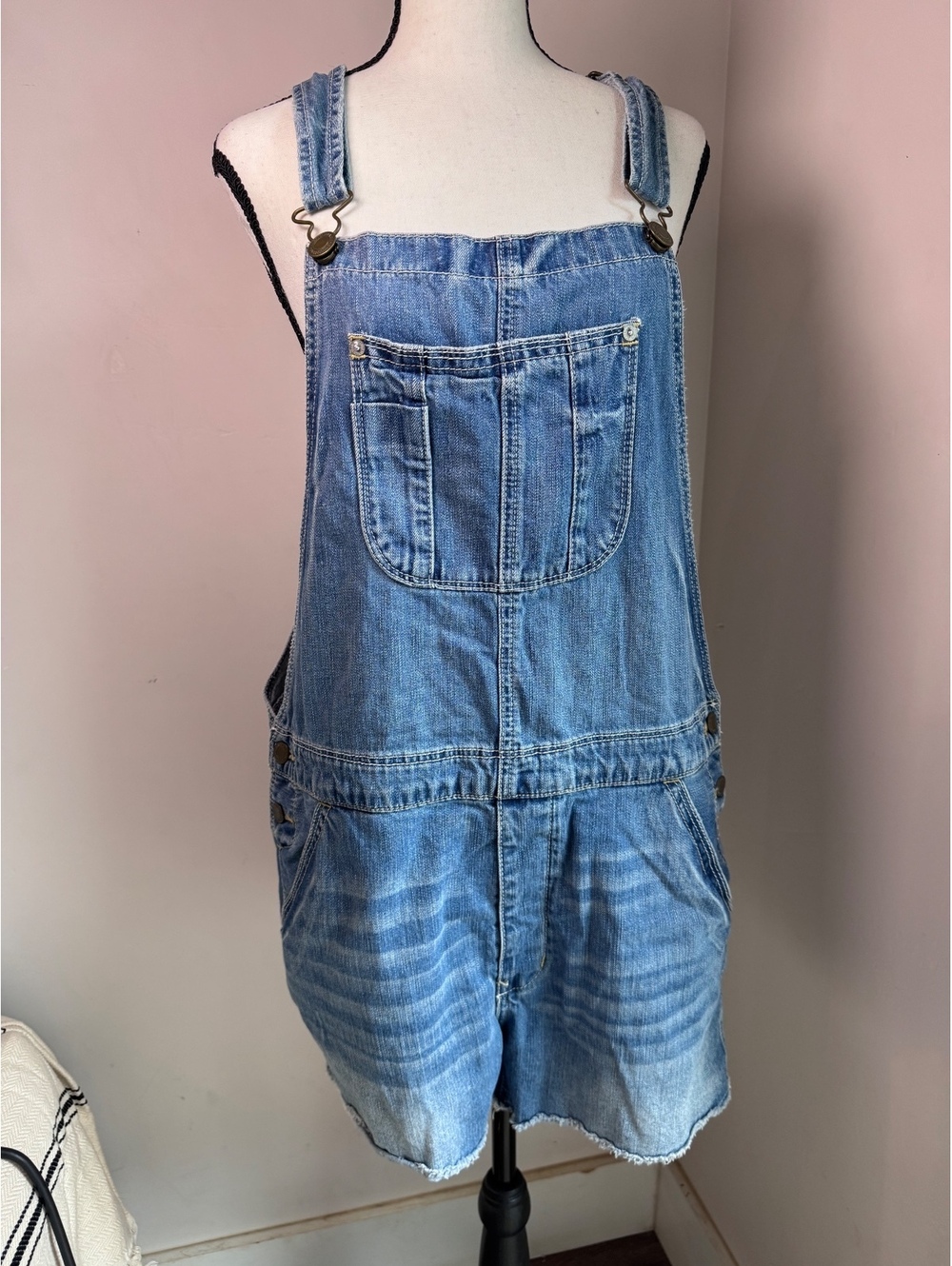 American Eagle Outfitters Light Wash Denim Overall Shorts- size L